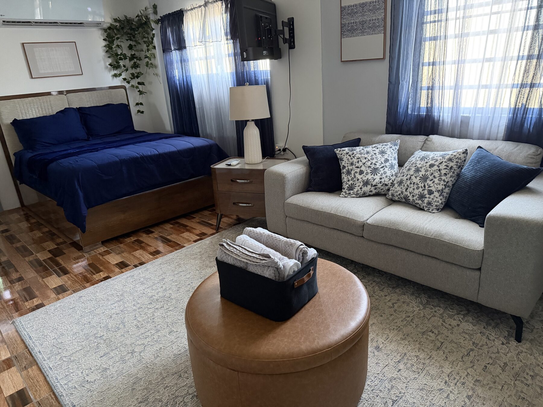 King suite with lounge area